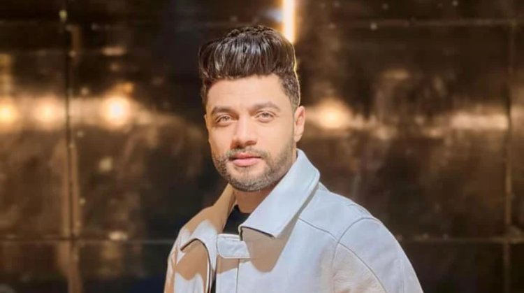 تأخر خروج جثمان المطرب أحمد عامر من مسجد الحرايري لعدم وصول تصريح الدفن