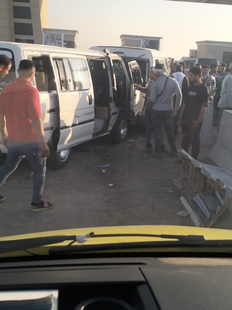 تصادم بين سيارتين ميكروباص بكارتة دهشور و6 مصابين