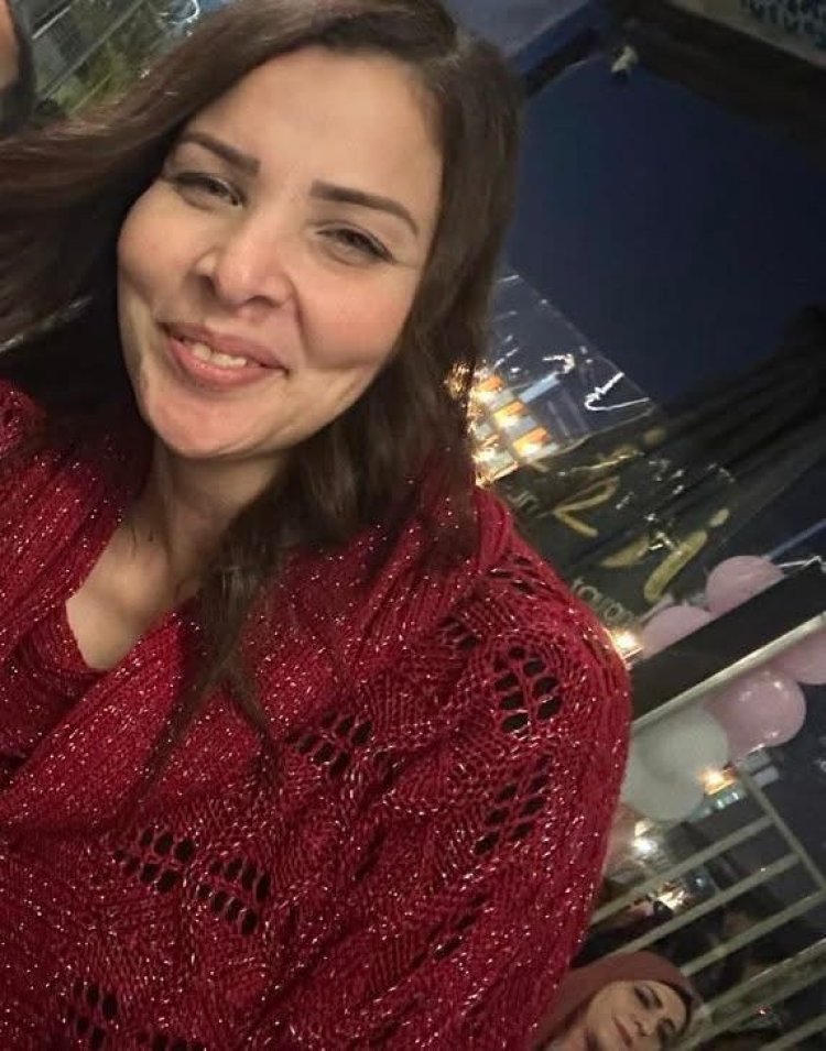 بعد إخلاء سبيلها.. زوجة الفنان الراحل سعيد مختار تثير الجدل بتعليق: "الكلاب تعوي والقافلة تسير"