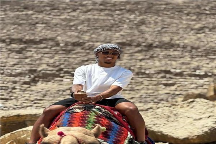 نجم الزمالك البرازيلي "خوان ألفينا" يزور الأهرامات برفقة أسرته | صور