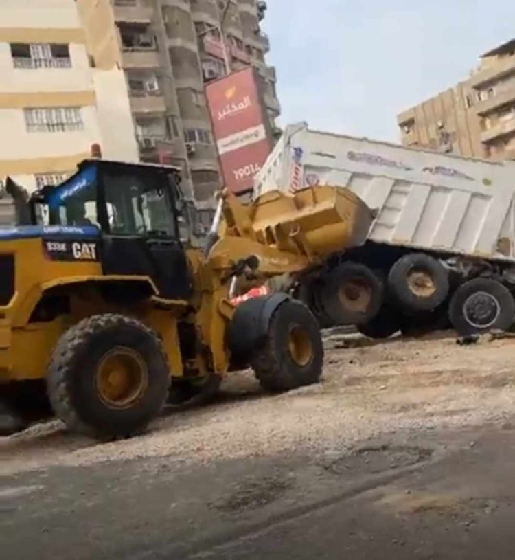 بسبب ماسورة مياه.. انقلاب تريلا بميدان حلمية الزيتون