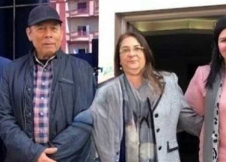 بعد تداول صورته مع مديرة مدرسة الكرمة.. أحمد ماهر: «صورة قديمة وأنا معرفهاش»