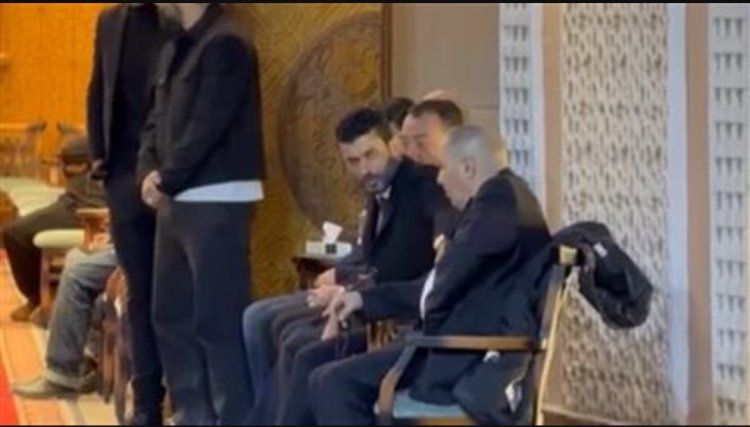 محمد سامي يستقبل عزاء والد زوجته مي عمر بمسجد الشرطة بالشيخ زايد