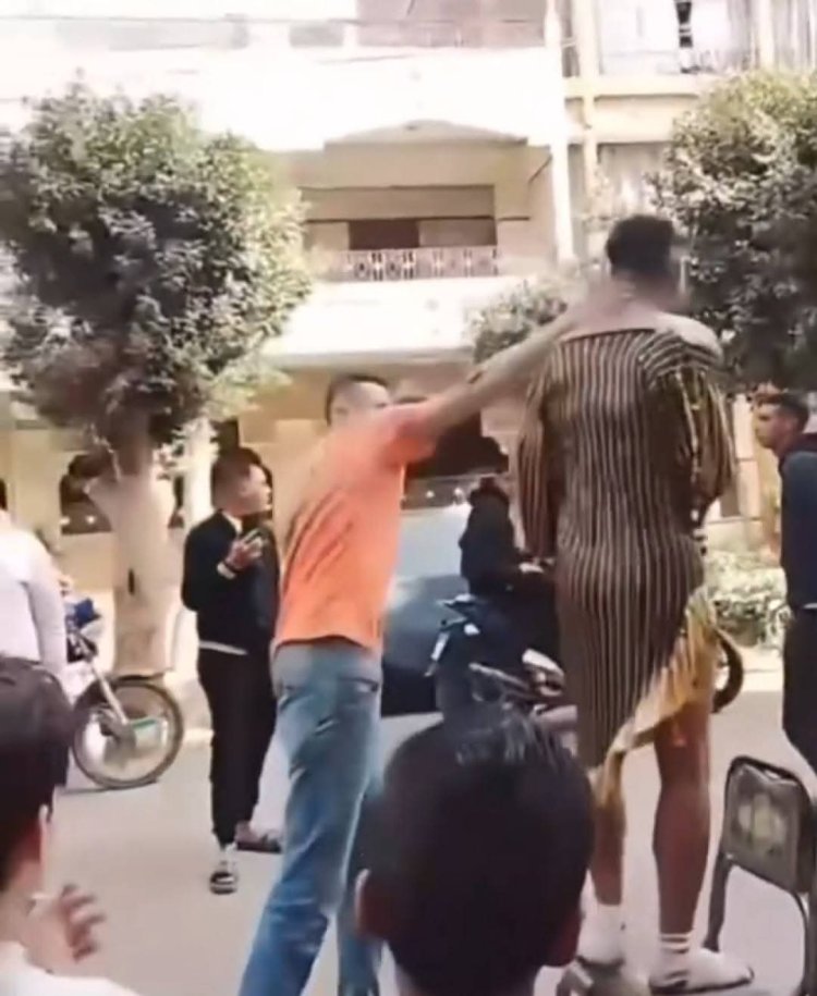 القبض على عدة شباب يجبرون شابًا على ارتداء ملابس نسائية في الشارع