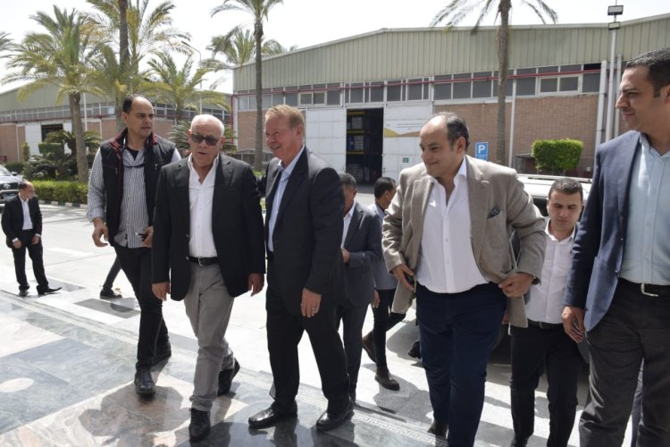 وزير التجارة يتفقد مصنع دهانات بالمنطقة الصناعية ببورسعيد ويشيد بجودة المنتجات