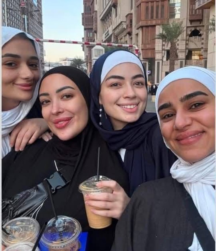 ليلى زاهر وشقيقتها ملك تؤديان مناسك العمرة برفقة أصدقائهن