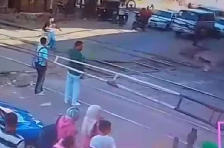 غفير مزلقان ينقذ شابا من الموت تحت عجلات القطار ببني سويف.. فيديو