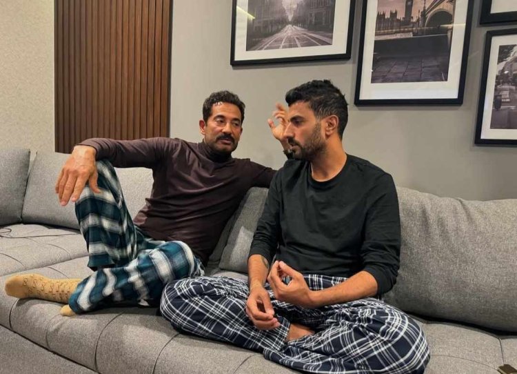 بالبيجاما.. عمرو سعد ينفي خلافه مع محمد سامي: لمن يقول إننا مختلفين بالعكس احنا متفقين