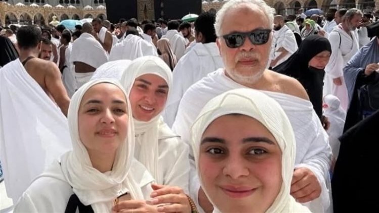 روجينا تؤدي مناسك العمرة مع زوجها أشرف زكي برفقة بناتهما