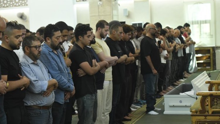 شقيق الفنان تامر حسني يؤم المصلين في جنازة والده
