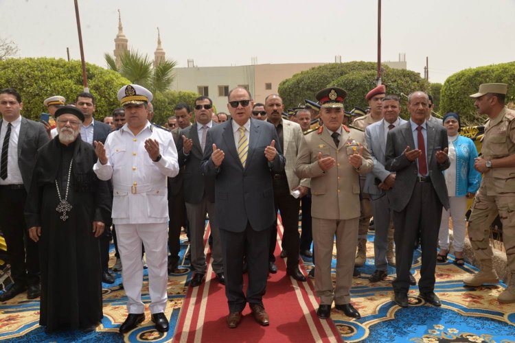 محافظ أسيوط ورئيس أركان المنطقة الجنوبية يضعان إكليل الزهور على النصب التذكاري لشهداء "بني عديات"