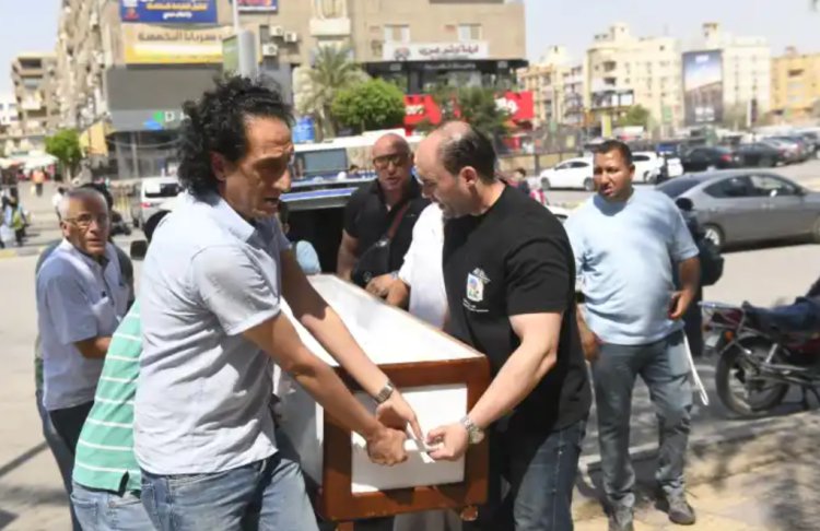 نجوم الفن يودعون أحمد جلال عبدالقوي في جنازته.. ومدحت تيخا ينهار من البكاء