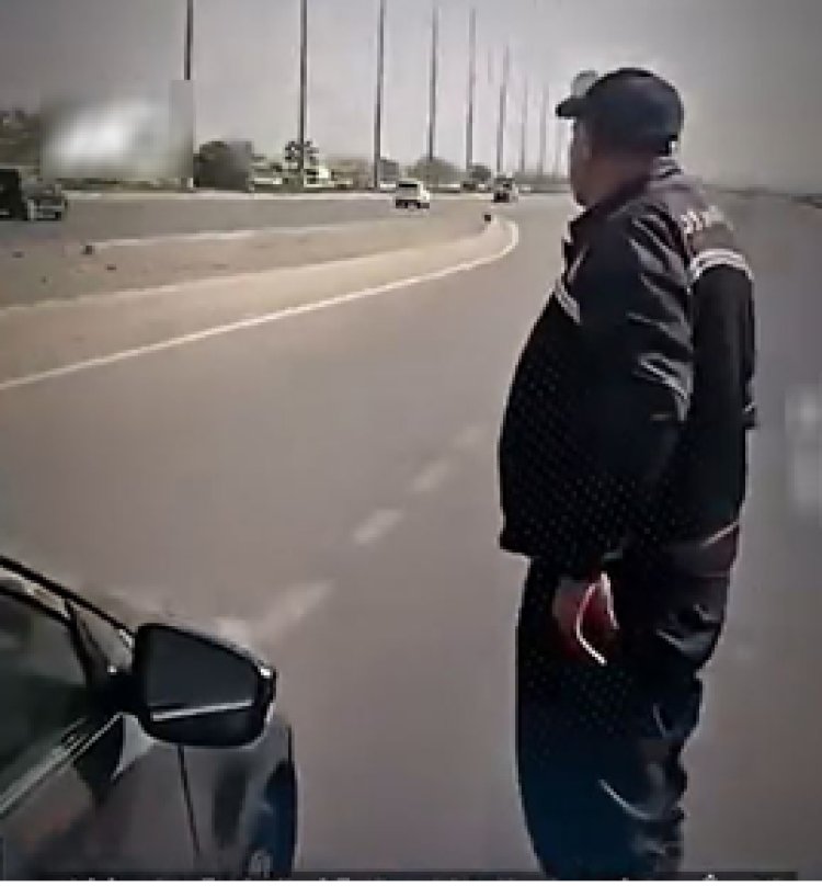 الداخلية تكشف ملابسات فيديو ادعاء غلق رجل مرور للطريق وتسبب في حادث بالقاهرة