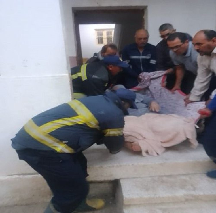 الشرطة تنقل سيدة غير قادرة على الحركة للمستشفى فى البحيرة 