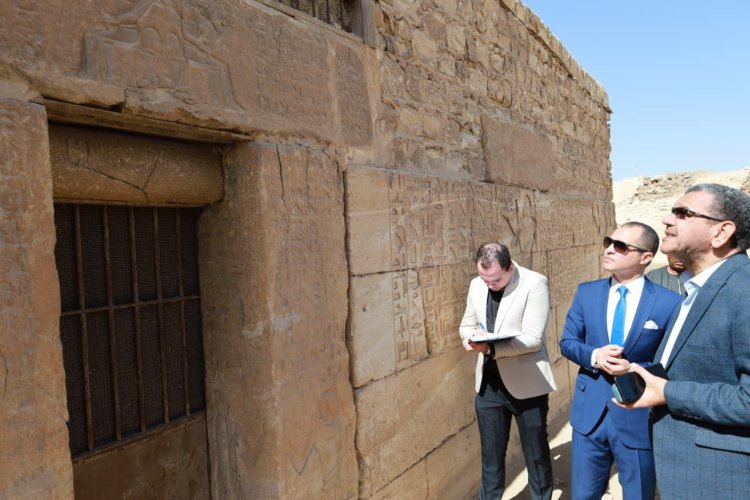 النيابة الإدارية تُعاين مقبرة "خنتي - كا" الأثرية بسقارة للتحقيق في واقعة سرقة لوحة حجرية  (صور)