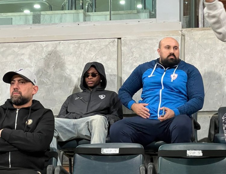 شيكوبانزا يؤازر لاعبي الزمالك أمام المصري باستاد برج العرب