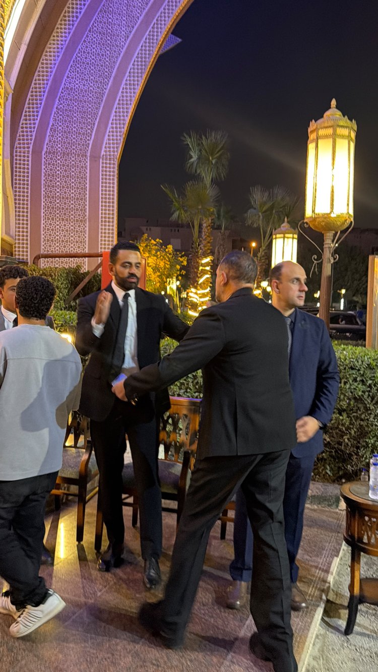 يسرا و هند صبري و عصام السقا و عمرو منسي وريهام عبد الغفور ..نجوم الفن في عزاء والد الفنان عمر السعيد بمسجد الشرطة