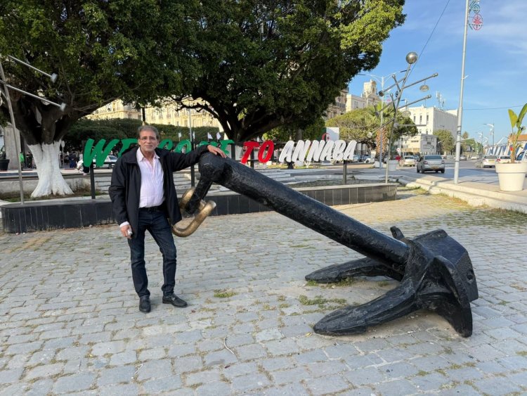 خالد يوسف يعلق على صورته مع أثر من سفينة مصرية بالجزائر