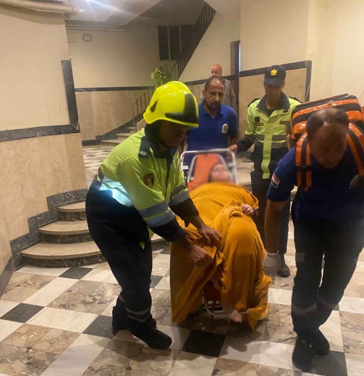 أمن القاهرة ينقذ سيدة غير قادرة على الحركة وينقلها للمستشفى بمصر الجديدة 