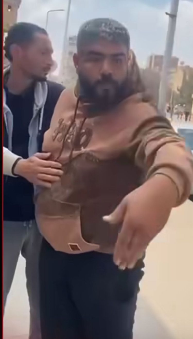 أحد المارة يهاجم شابًا يدخن في نهار رمضان