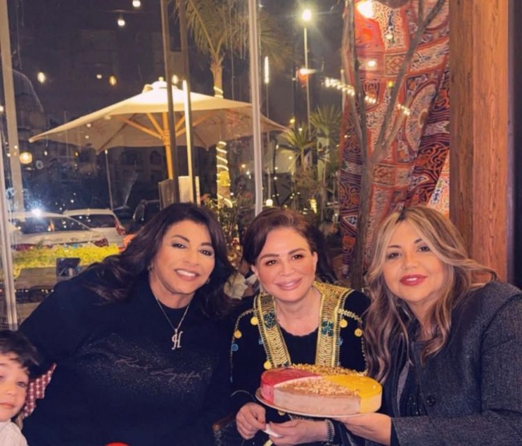 إلهام شاهين تحتفل بعيد ميلاد سامو ابن هالة صدقي برفقة صديقتها بوسي شلبي