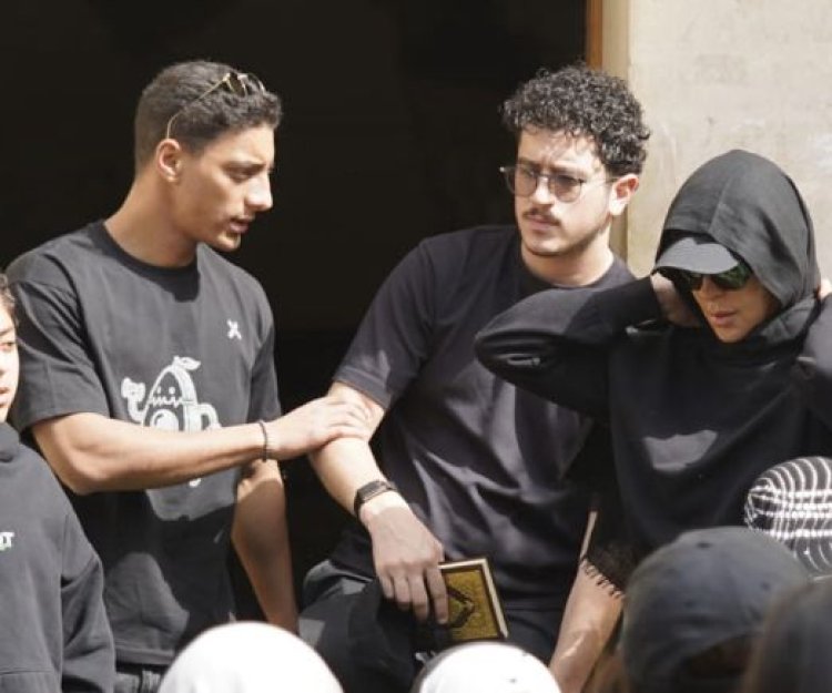 نجلا ريم مصطفى يواسيان والدتهما في جنازة جدتهما: “بقوا سندها في أصعب لحظاتها”