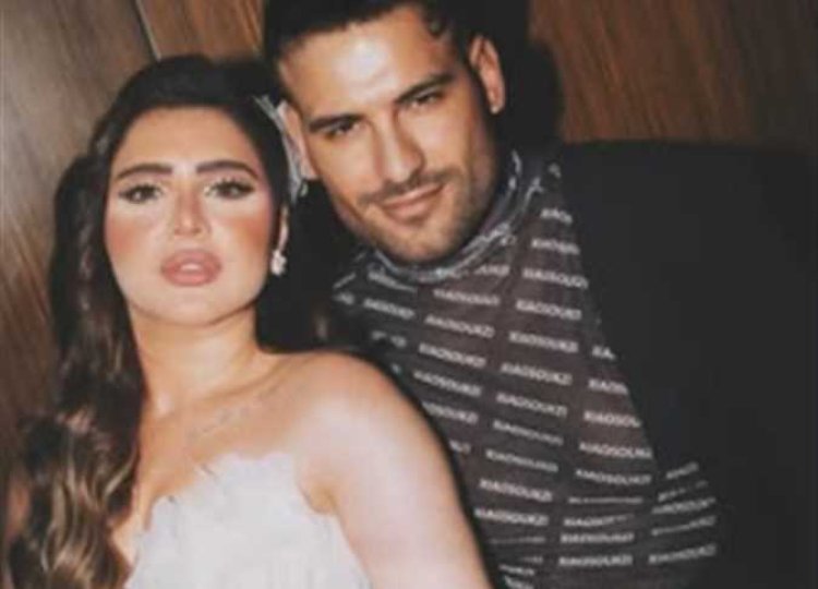 مسلم يعلن تعرض زوجته لوعكة صحية ونقلها إلى المستشفى: «ربنا يبعد عنك عين أي حد وحش»