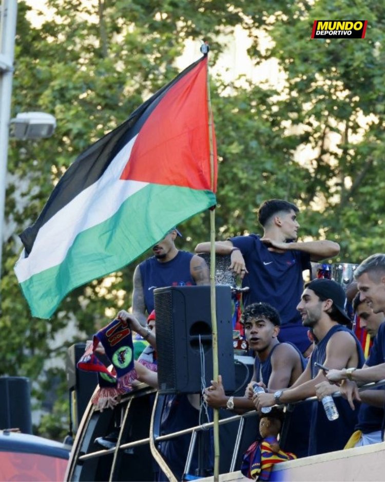 لامين يامال يرفع علم فلسطين خلال احتفال برشلونة بالدوري