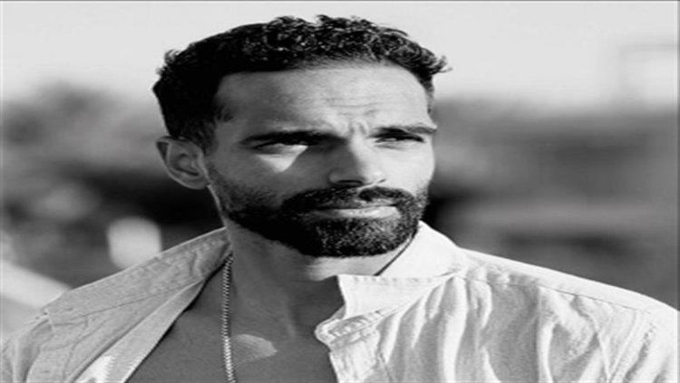 الفنان عمر شرقي يعلن وفاة خاله ويطلب الدعاء له