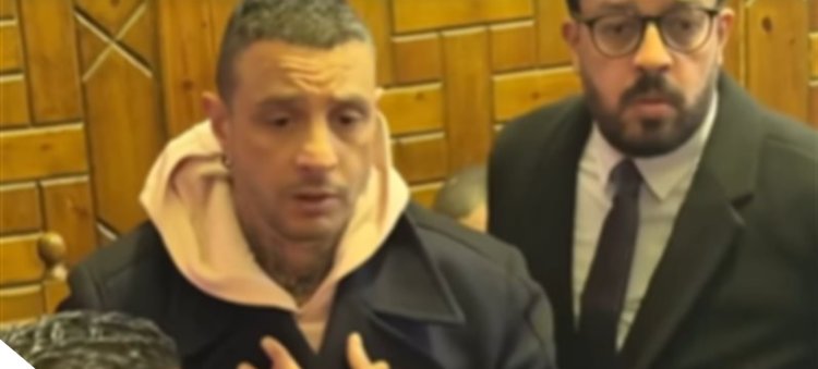 أحمد الفيشاوي يطلب عدم التصوير داخل المسجد أثناء تلقيه عزاء والدته سمية الألفي