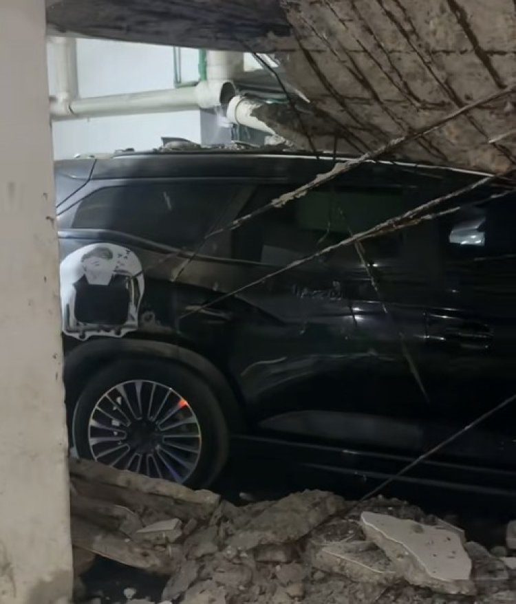 بينهم سيارة أرملة إسماعيل الليثي...تحطم 5 سيارات إثر  انهيار سقف بعقار  بالهرم 