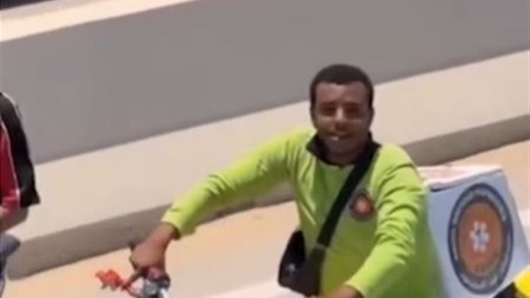 أول تعليق من عامل الدليفري الذي خطف الأنظار خلال مطاردته لأتوبيس المنتخب