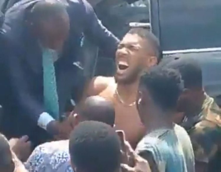 بعد فوزه بجائزة 184 مليون دولار.. نجاة الملاكم "أنتوني جوشوا" من حادث مروع في نيجيريا