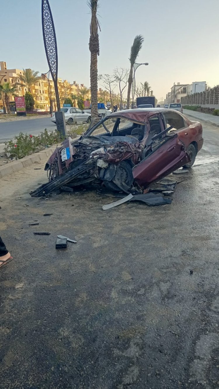 مصرع موظف وإصابة آخر في حادث تصادم مروع بأكتوبر.. صور