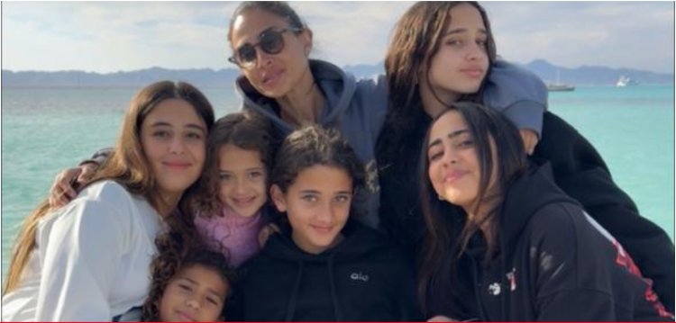 ابنة تامر حسني تنشر صورة من إجازة عيد الميلاد برفقة أسرة كريم محمود عبد العزيز