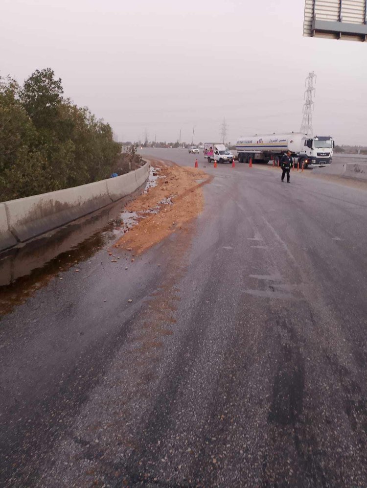 عاجل.. انقلاب سيارة نقل مقطورة محملة بالزيت بمنشأة القناطر