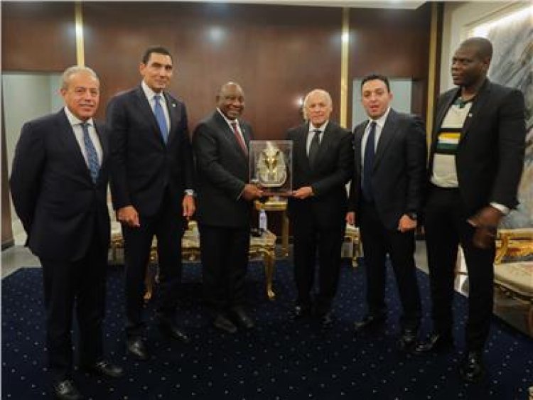 على هامش ودية مصر والأولاد.. "أبو ريدة" يكرم رئيس جنوب إفريقيا