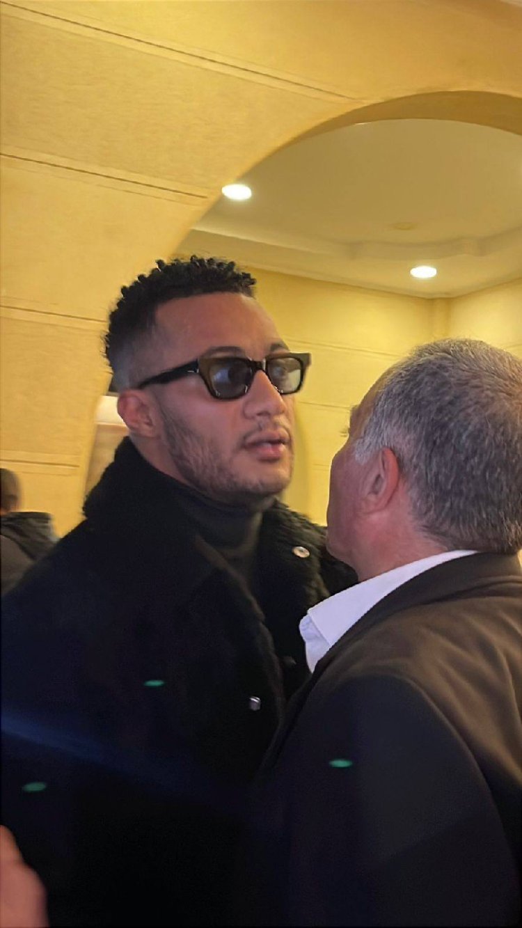 محمد رمضان يقدم واجب العزاء لـ زينة في عزاء شقيقها بمسجد المشير طنطاوي