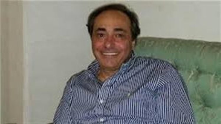 أكرم السعدني يثير الجدل بتعليق ساخر على فيلم «الست»: «أصبح لقبها كوكب الشر»