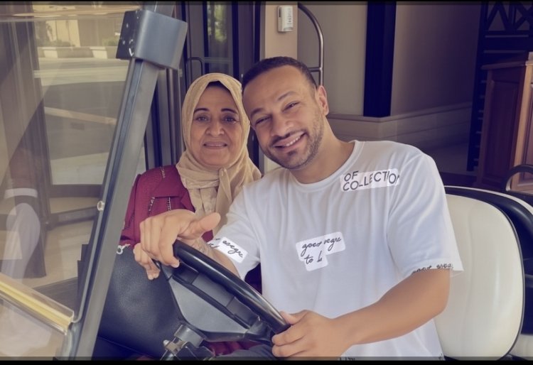 محمد عطية يروي أصعب لحظاته بعد وفاة والدته: "توقّف جسدي عن الحركة"