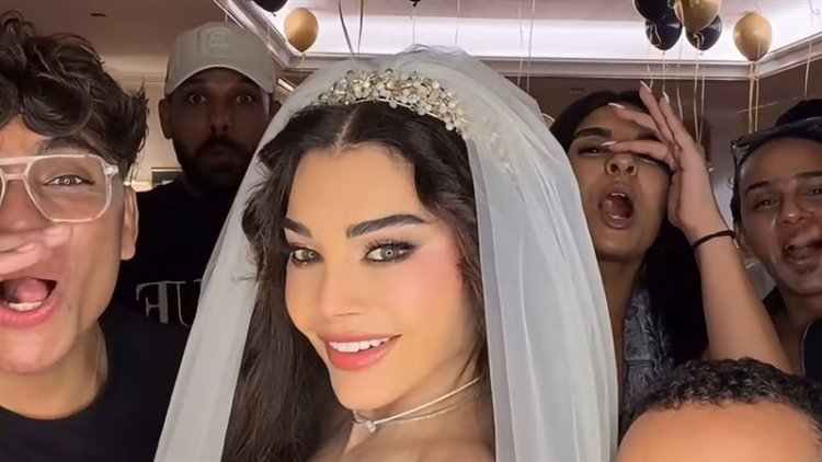 زغروتة حلوة رنت في بيتنا.. هيفاء وهبي تُثير الجدل بفستان زفاف
