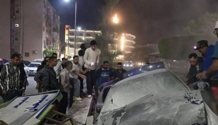 انقلاب سيارة الفنان علي رؤوف صاحب أغنية "أنا بشحت بالجيتار" في السويس