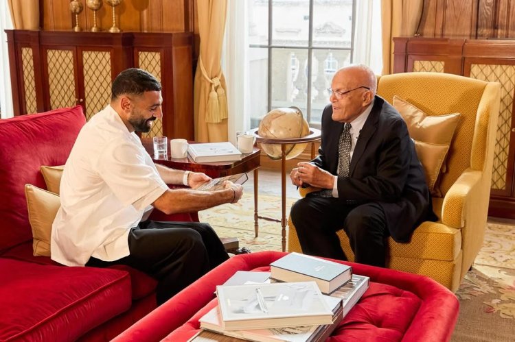 محمد صلاح يلتقي السير مجدي يعقوب في إنجلترا