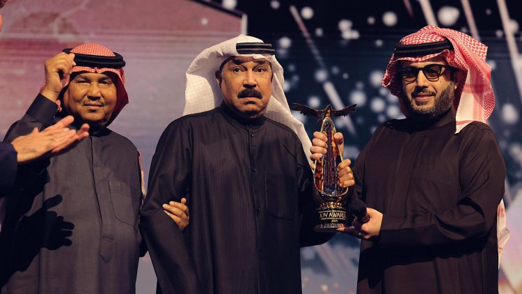 لحظات مؤثرة من تكريم عبد الله الرويشد في حفل Joy Awards "فيديو"