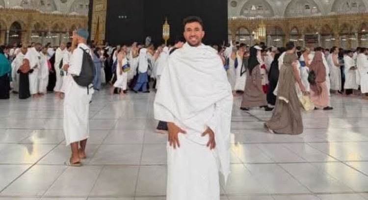تريزيجيه نجم المنتخب يؤدي مناسك العمرة وينشر صورًا من أمام الكعبة