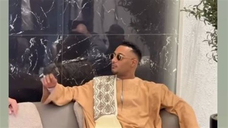 بالجلابية الصعيدي.. محمد رمضان يدعم أصحاب واقعة «أسد» في العرض الخاص