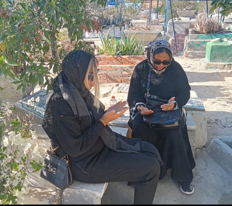 في الذكرى التاسعة لرحيله.. بوسي شلبي تحيي ذكرى زوجها محمود عبد العزيز بقراءة القرآن عند قبره