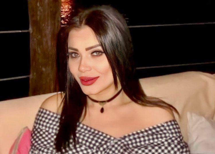 منى ممدوح تطلب الدعاء لوالدها بعد دخوله المستشفى