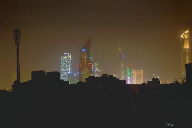 بسبب «الموجة الحارة» والضغط على الشبكة.. انقطاع التيار الكهربائي في عدد من مناطق الكويت