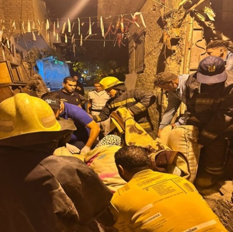 أمن القاهرة ينقل سيدة غير قادرة على الحركة للمستشفي بمنطقة مصر القديمة